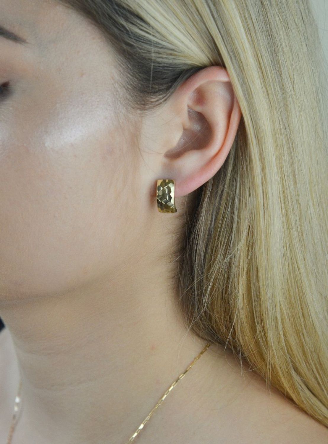 Kolczyki złote grawerowane KL 10995 Delikatne złote kolczyki na angielskie zapięcia wykonane są z 14-karatowego złota idealnie będą prezentowały się do codziennego użytku. Idealny pre.jpg